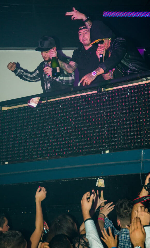 Exclusif - Le rappeur Swagg Man en showcase à Gosselies en Belgique le 6 décembre 2014. Swagg Man était présent dans la discothèque le "D-clic" à Gosselies pour un show case privé. Arrivé à 2 heures du matin dans la boite de nuit, le rappeur à notamment marqué les esprits par sa débauche en buvant le champagne à la bouteille ainsi qu'en jetant des billets au public venu assisté au show case. 