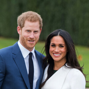 Le Prince Harry et Meghan Markle à Sunken Garden, Kensington Palace après avoir annoncé leur mariage. Le 27 novembre 2017. 