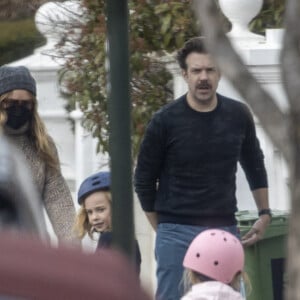 Olivia Wilde, son ex-fiancé Jason Sudeikis et leurs deux enfants Otis et Daisy à Londres. Le 8 mars 2021.