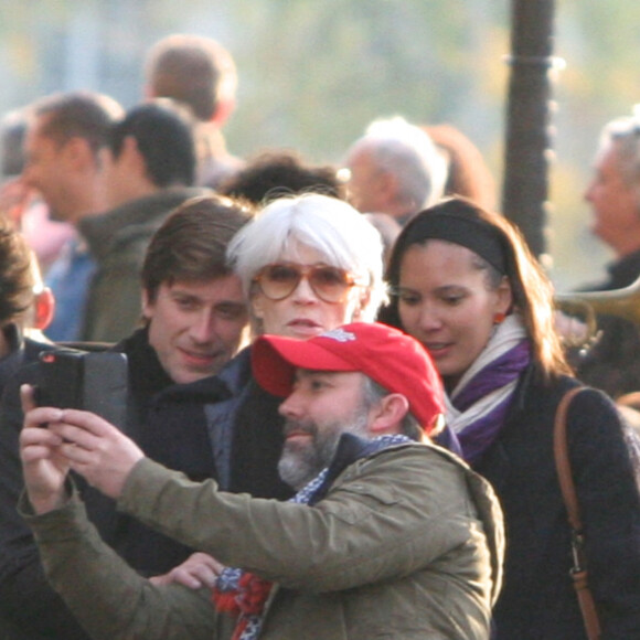 Françoise Hardy et son fils Thomas Dutronc se baladent le long des quais de l'Île Saint-Louis à Paris, France, le 2 novembre 2016.