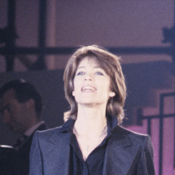 Archives - Françoise Hardy - En France, à Paris, sur le plateau de l'émission "Ambitions".