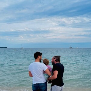 Christophe Beaugrand et son mari Ghislain Gerin, heureux papas de l'adorable Valentin, né en novembre 2019 par GPA.