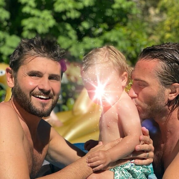 Christophe Beaugrand et son mari Ghislain Gerin, heureux papas de l'adorable Valentin, né en novembre 2019 par GPA.