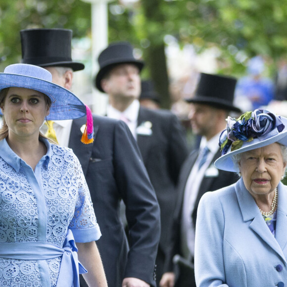 La princesse Beatrice d'York et la reine Elisabeth II d'Angleterre lors de la première journée des courses d'Ascot 2019, à Ascot, Royaume Uni, le 18 juin 2019.
