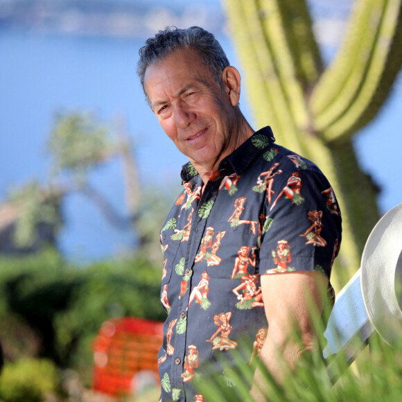 Exclusif - François Feldman sur le tournage de son clip vidéo "Le sel de la vie" à Eze le 15 novembre 2020. © Franz Chavaroche/Nice Matin/Bestimage 