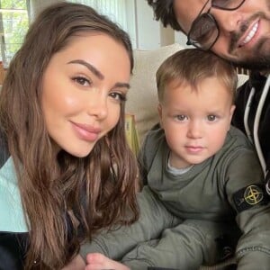 Nabilla Benattia avec son mari Thomas Vergara et leur fils Milann, le 25 mai 2021
