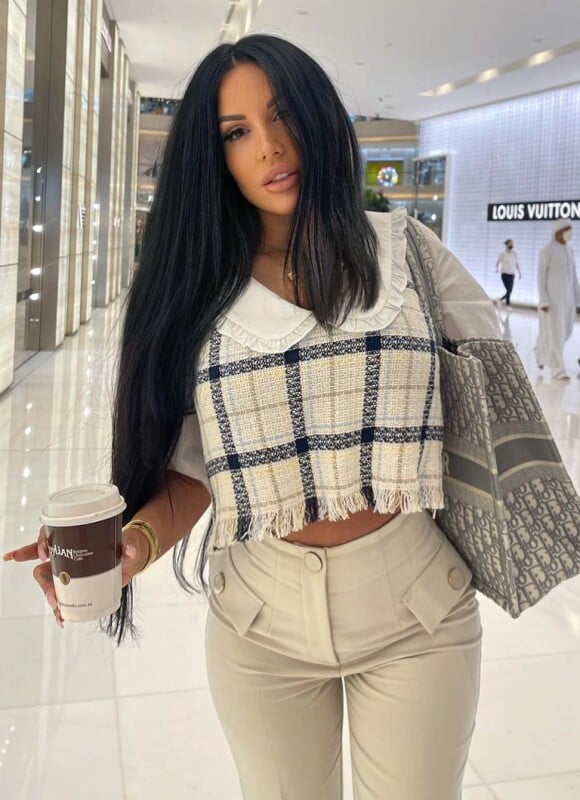 Laura Lempika en plein shopping à Dubai.