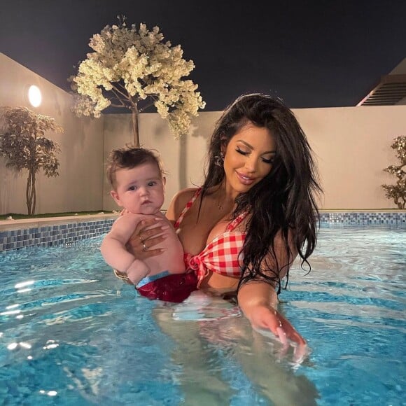 Laura Lempika et son fils dans la piscine. Juin 2021