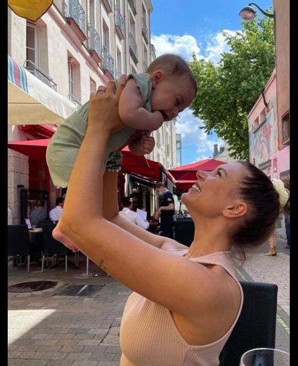 Maeva Martinez et son fils Gabriel au restaurant, juin 2021