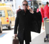 Kiefer Sutherland arrive à l'aéroport de Los Angeles (LAX), le 11 mars 2020. 