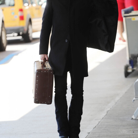 Kiefer Sutherland arrive à l'aéroport de Los Angeles (LAX), le 11 mars 2020. 