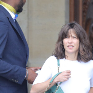 Sophie Marceau en jean et t-shirt et sans maquillage à la sortie de l'hôtel Crillon à Paris le 11 juin 2018