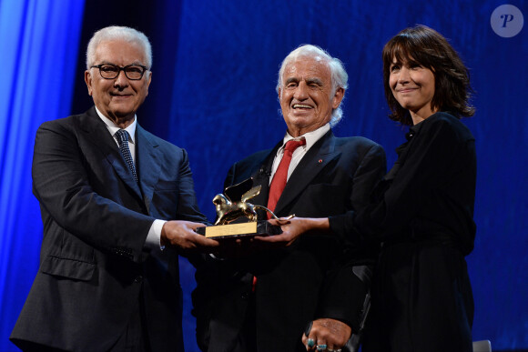 Paolo Baratta, Jean-Paul Belmondo, Sophie Marceau - Remise du Lion d'Or à Jean-Paul Belmondo pour l'ensemble de sa carrière lors du 73ème Festival du Film de Venise, la Mostra. Le 8 septembre 2016