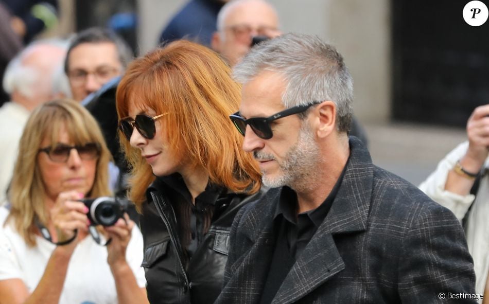 Mylène Farmer et son compagnon Benoît Di Sabatino lors des obsèques de Jean Rochefort en l'église Saint-Thomas d'Aquin à Paris, le 13 octobre 2017.