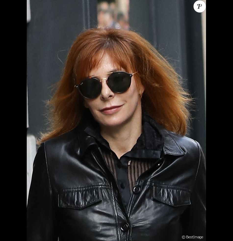 Mylène Farmer lors des obsèques de Jean Rochefort en l'église Saint-Thomas d'Aquin à Paris.