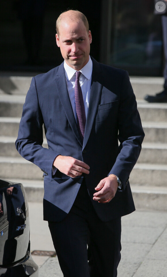 Le prince William, duc de Cambridge sort du sommet sur la santé mentale au County Hall à Londres.