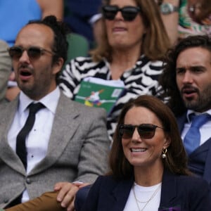 Catherine (Kate) Middleton, duchesse de Cambridge assiste à la cinquième journée de Wimbledon au All England Lawn Tennis and Croquet Club à Londres, Royaume Uni, le 2 juillet 2021. 