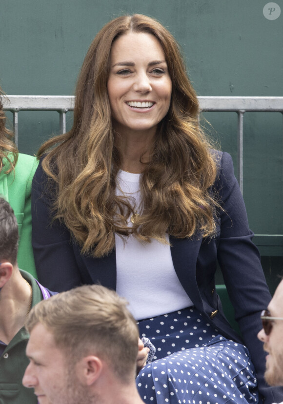 Catherine (Kate) Middleton, duchesse de Cambridge assiste à la cinquième journée de Wimbledon au All England Lawn Tennis and Croquet Club à Londres, Royaume Uni, le 2 juillet 2021. 