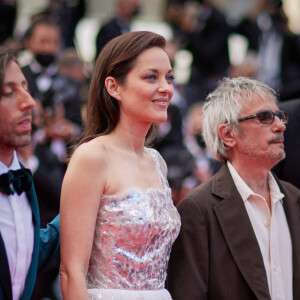 Marion Cotillard et Leos Carax - Montée des marches du film " Annette " lors de la cérémonie d'ouverture du 74ème Festival International du Film de Cannes. Le 6 juillet 2021 © Borde-Jacovides-Moreau / Bestimage 