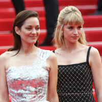 Marion Cotillard et Angèle étincelantes et tactiles sur le tapis rouge du Festival de Cannes 2021