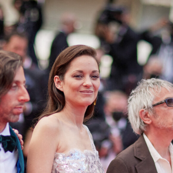 Simon Helberg, Marion Cotillard et Leos Carax - Montée des marches du film " Annette " lors de la cérémonie d'ouverture du 74ème Festival International du Film de Cannes. Le 6 juillet 2021 © Borde-Jacovides-Moreau / Bestimage 