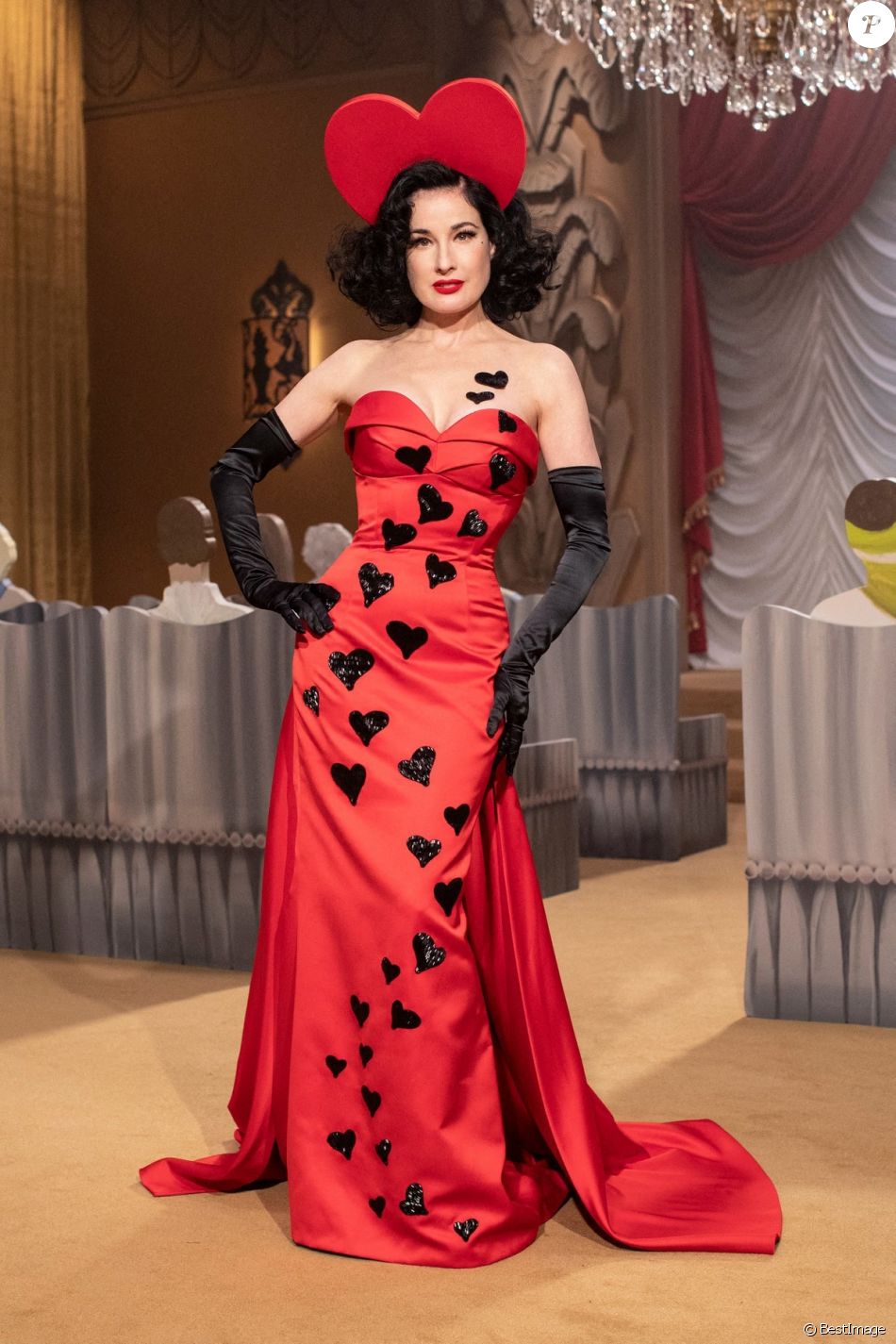 Dita von Teese - Défilé de mode femme Automne-Hiver 2021-2022 de Moschino à Milan. Le 25 février 2021