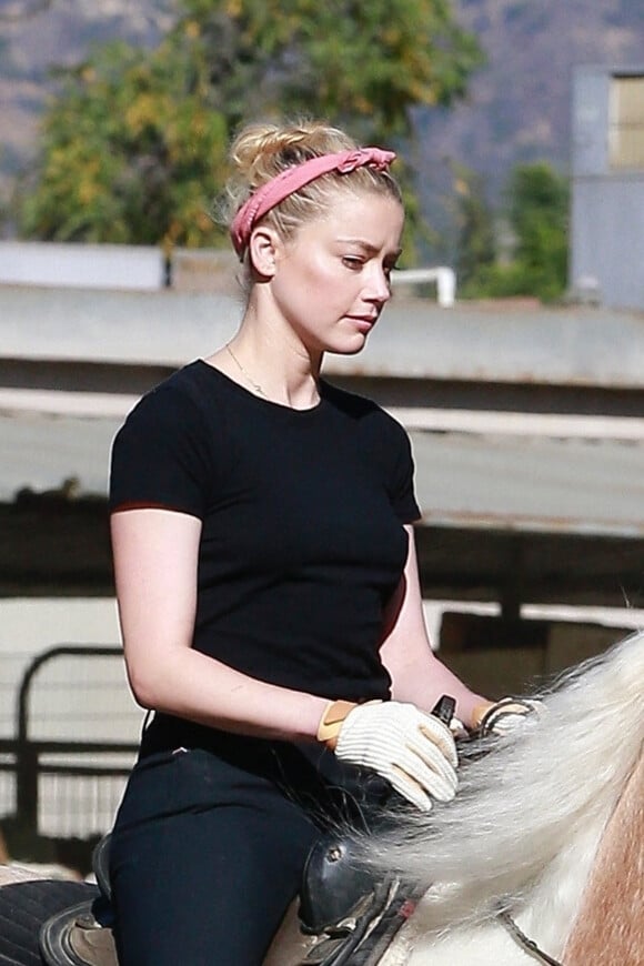 Amber Heard fait de l'équitation avec sa compagne et des amis à Los Angeles, le 28 novembre 2020.
