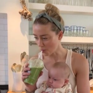 Amber Heard maman, apparait avec sa fille sur Instagram.