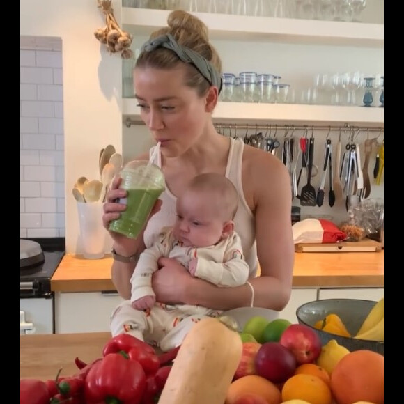 Amber Heard maman, apparait avec sa fille sur Instagram.