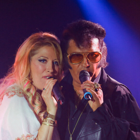 Loana (Loana Petrucciani), Eric Prayer (sosie d'Elvis Presley) - Concert de Eryl Prayer (sosie d'Elvis Presley) lors de la tournée "Elvis Tour intimiste" avec la participation de Loana au bateau théâtre "Le Nez Rouge" à Paris. © Christophe Clovis / Bestimage