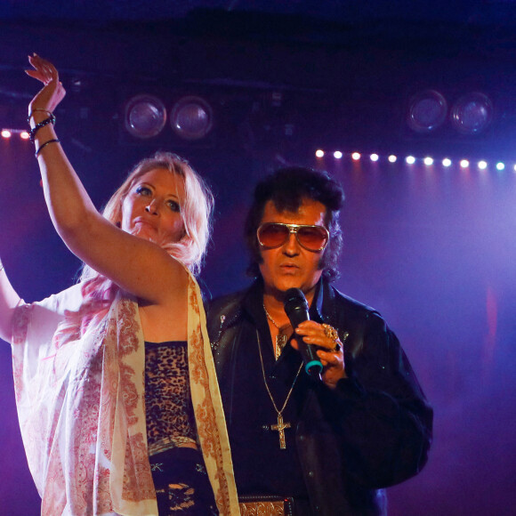 Loana (Loana Petrucciani), Eric Prayer (sosie d'Elvis Presley) - Concert de Eryl Prayer (sosie d'Elvis Presley) lors de la tournée "Elvis Tour intimiste" avec la participation de Loana au bateau théâtre "Le Nez Rouge" à Paris, le 26 juin 2021. © Christophe Clovis / Bestimage