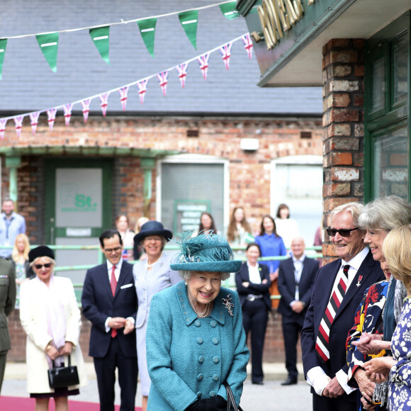 La reine Elisabeth II d'Angleterre visite le plateau de tournage de la série "Coronation Street" à Manchester, le 8 juillet 2021.