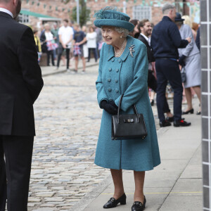 La reine Elisabeth II lors de sa visite sur le plateau de tournage de la série "Coronation Street" à Manchester, le 8 juillet 2021.