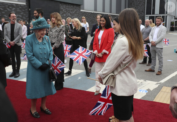 Elisabeth II lors de sa visite sur le plateau de tournage de la série "Coronation Street" à Manchester, le 8 juillet 2021.