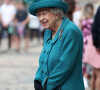 La reine Elisabeth II lors de sa visite sur le plateau de tournage de la série "Coronation Street" à Manchester, le 8 juillet 2021.