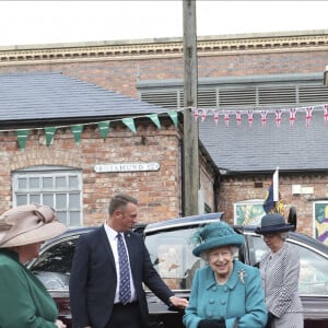 La reine Elisabeth II lors de sa visite sur le plateau de tournage de la série "Coronation Street" à Manchester, le 8 juillet 2021.