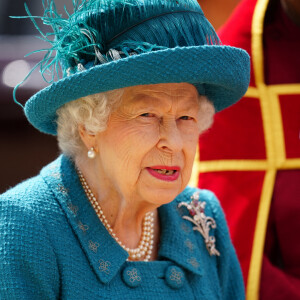 La reine Elisabeth II sur le plateau de tournage de la série "Coronation Street" à Manchester