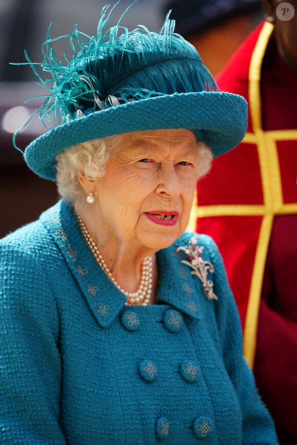 La reine Elisabeth II sur le plateau de tournage de la série "Coronation Street" à Manchester