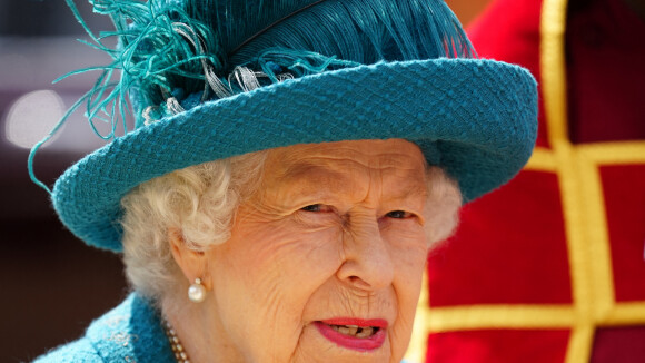 Elizabeth II fringante en turquoise : elle débarque sur le plateau d'une célèbre série !