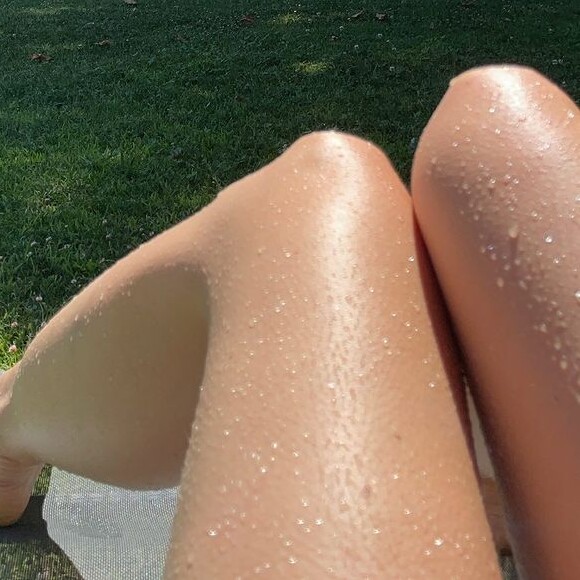 Elodie Fontan en vacances, au bord de la piscine. Juillet 2021