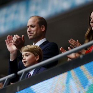 Le prince William, duc de Cambridge, Catherine (Kate) Middleton, duchesse de Cambridge, et leur fils le prince George de Cambridge dans les tribunes du huitième de finale de l'EURO 2020 opposant l'Angleterre et l'Allemagne au stade de Wembley à Londres, Royaume Uni, le 29 juin 2021.  Prince William, President of the Football Association and his son Prince George along with Catherine, Duchess of Cambridge applaud after the UEFA Euro 2020 Championship Round of 16 match between England and Germany at Wembley Stadium on June 29, 2021 in London, England. 