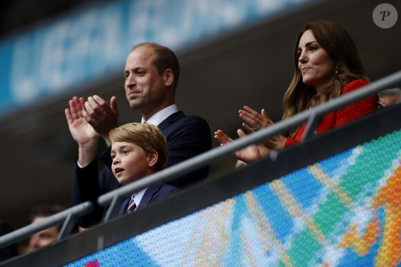 Le prince William, duc de Cambridge, Catherine (Kate) Middleton, duchesse de Cambridge, et leur fils le prince George de Cambridge dans les tribunes du huitième de finale de l'EURO 2020 opposant l'Angleterre et l'Allemagne au stade de Wembley à Londres, le 26 juin 2021. 