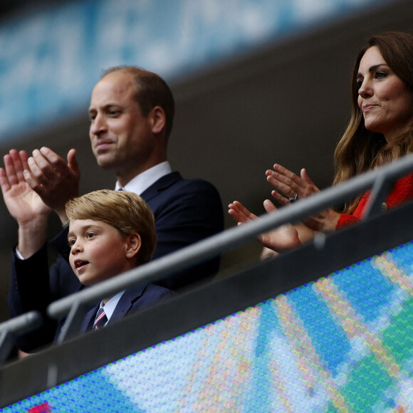 Le prince William, duc de Cambridge, Catherine (Kate) Middleton, duchesse de Cambridge, et leur fils le prince George de Cambridge dans les tribunes du huitième de finale de l'EURO 2020 opposant l'Angleterre et l'Allemagne au stade de Wembley à Londres, le 26 juin 2021. 