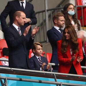 Le prince William, duc de Cambridge, Catherine (Kate) Middleton, duchesse de Cambridge, et leur fils le prince George de Cambridge dans les tribunes du huitième de finale de l'EURO 2020 opposant l'Angleterre et l'Allemagne au stade de Wembley à Londres, le 26 juin 20021. Photo by Richard Pelham/The Sun/News Licensing/ABACAPRESS.COM