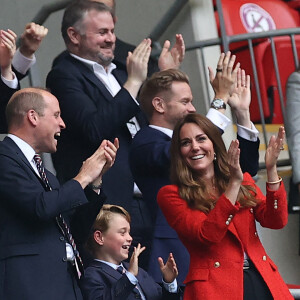 Le prince William, duc de Cambridge, Catherine (Kate) Middleton, duchesse de Cambridge, et leur fils le prince George de Cambridge dans les tribunes du huitième de finale de l'EURO 2020 opposant l'Angleterre et l'Allemagne au stade de Wembley à Londres, le 26 juin 20021. Photo by Richard Pelham/The Sun/News Licensing/ABACAPRESS.COM