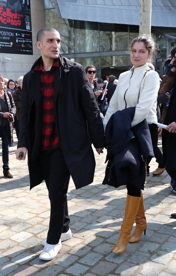 Laetitia Casta et son mari Louis Garrel à la sortie de l'hommage à Agnès Varda dans la Cinémathèque française avant ses obsèques au cimetière du Montparnasse à Paris, France, le 2 avril 2019.