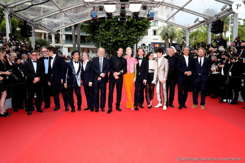 Jarvis Cocker, Benicio Del Toro, Stephen Park, Mathieu Amalric, Hippolyte Girardot, Adrien Brody, Tilda Swinton, Wes Anderson, Lyna Khoudri, Timothée Chalamet, Bill Murray, Alexandre Desplat, Owen Wilson - Montée des marches du film " The French Dispatch" lors du 74ème Festival International du Film de Cannes. Le 12 juillet 2021 © Borde-Jacovides-Moreau / Bestimage