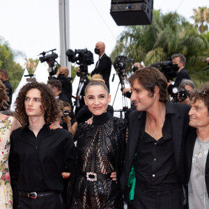 Roméo Créton (habillé en Céline), Clotilde Courau, Maxime Roy, François Créton - Montée des marches du film " The French Dispatch" lors du 74ème Festival International du Film de Cannes. Le 12 juillet 2021 © Borde-Jacovides-Moreau / Bestimage