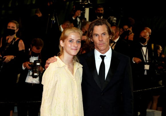 Danny Moder (Daniel Moder) et sa fille Hazel Moder - Montée des marches du film "Flag Day" lors du 74e Festival International du Film de Cannes. Le 10 juillet 2021.