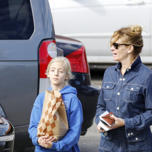 Julia Roberts est allée faire des courses avec sa fille Hazel Moder au magasin Pavillon à Malibu. Le 9 janvier 2017.